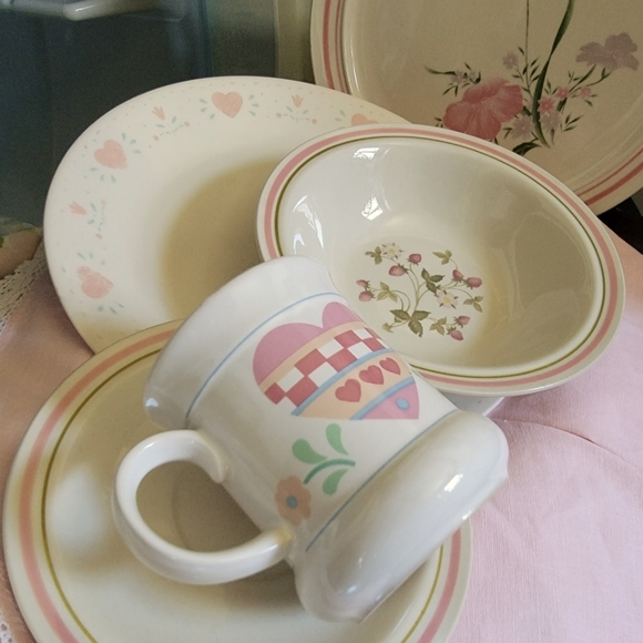 7 pc Vintage Strawberry Dish Setting Mismatched Setting - Picture 10 of 16